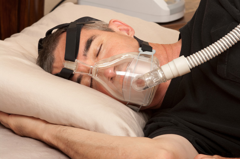 man with sleep apnea sleeping with a cpap